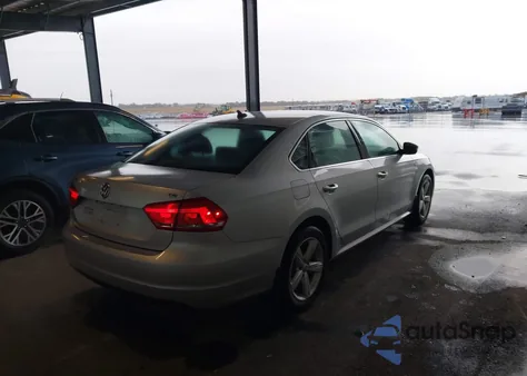 2015 Volkswagen Passat 1.8T Limited Edition из США, поврежденный, VIN 1VWAS7A33FC104079